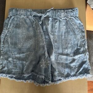 Patterned jean shorts